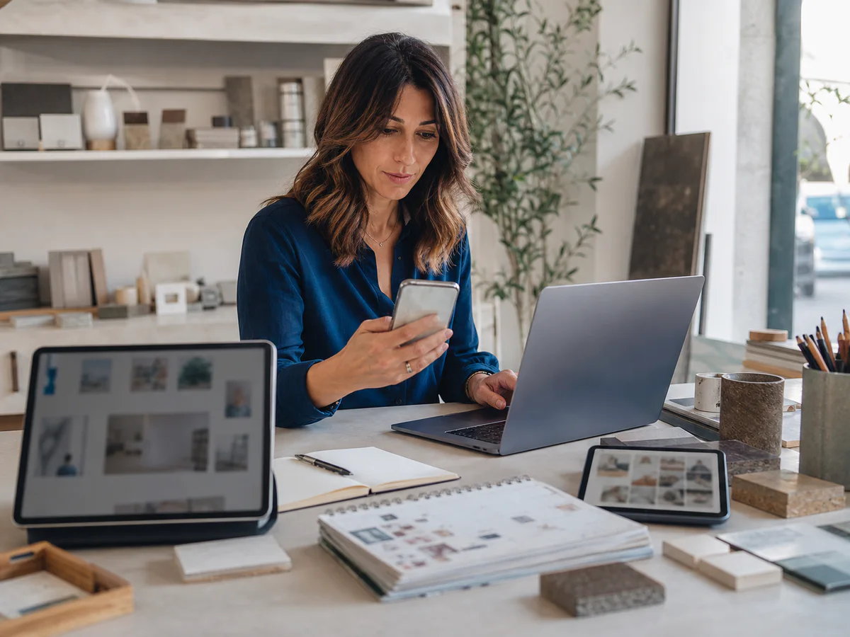 Titolare coordina i contenuti social da smartphone e computer
